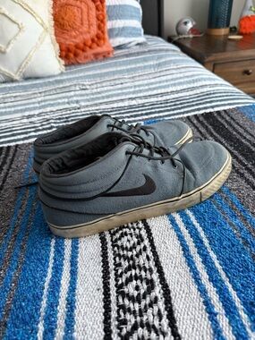 Nike Men’s Mid-Top Sneakers in Gray and Black